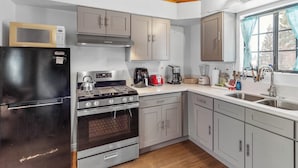 Private kitchen - Big Pine Chalet (Big Bear City)
