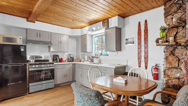 Private kitchen - Big Pine Chalet (Big Bear City)