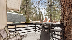 BBQ/picnic Area - Big Pine Chalet (Big Bear City)