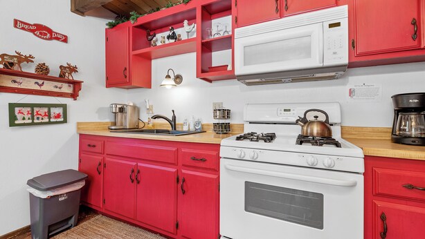 Basic Cabin | Private kitchen - Cozy Moonlight Chalet  (Big Bear City)