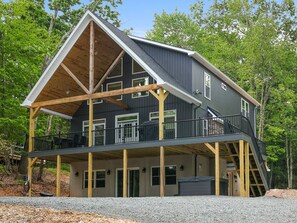 Exterior - "Lucky Buck"  Newly-Built, Near Lake & Golf, Fire Pit, Hot Tub, Grill, Game Room Bar, EV Charger (Lake Harmony)