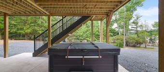 "Lucky Buck" Newly-Built, Near Lake & Golf, Fire Pit, Hot Tub, Grill, Game Room Bar, EV Charger