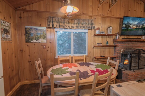 Basic Cabin | Living area