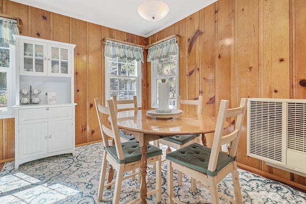 Basic Cabin | In-room dining