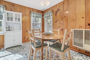 Basic Cabin | In-room dining