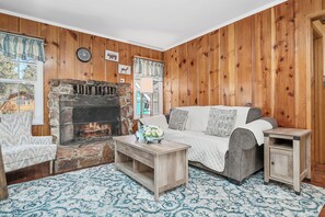 Basic Cabin | Living area