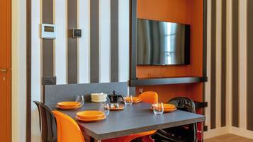 House, 2 Bedrooms, Balcony, City View | Dining