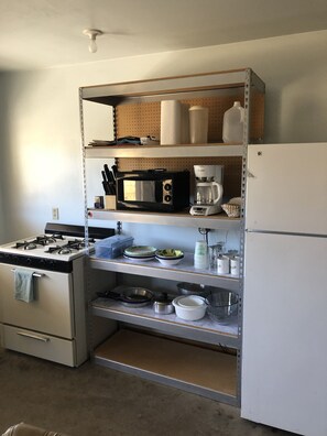 Jääkaappi, mikroaaltouuni, uuni, liesi