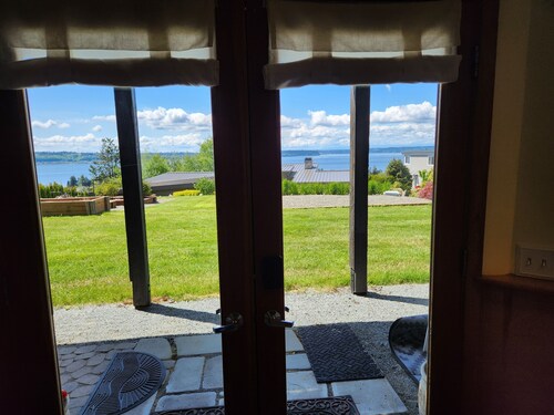 Serene Sunsets - Warm and Cozy Basement Suite