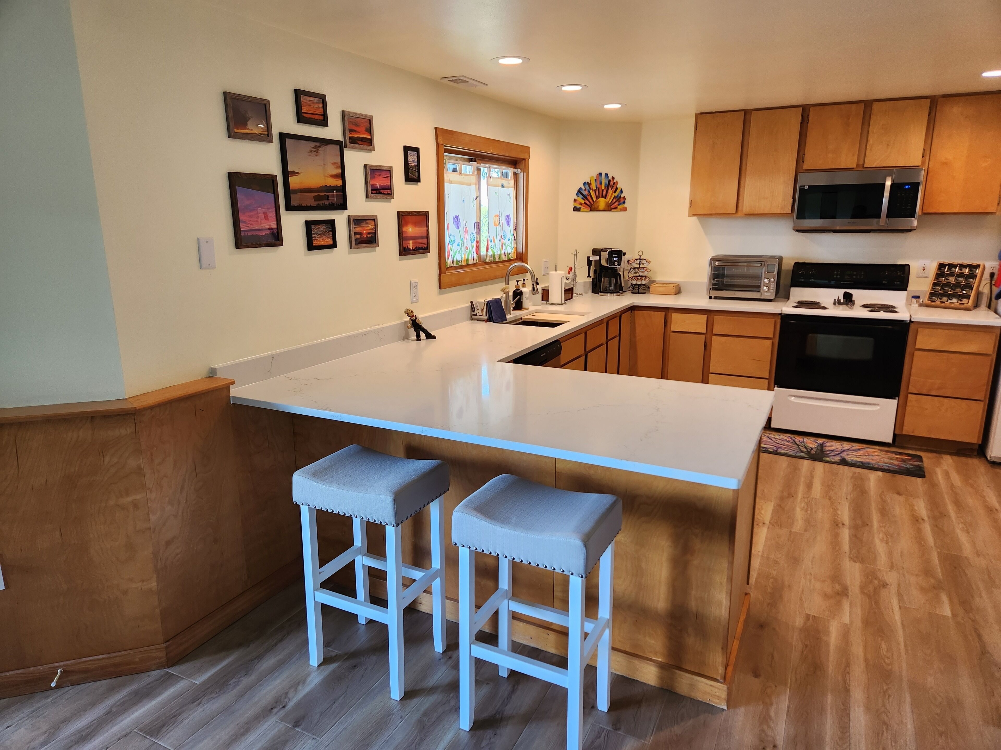 Frigorífico, microondas, horno y placa de cocina