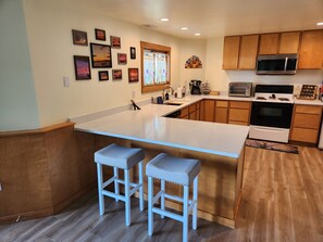 冰箱、微波炉、烤箱、炉灶