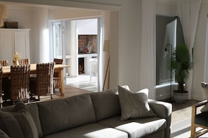 Ferienhaus, 4 Schlafzimmer, Balkon, Meerblick | Wohnbereich