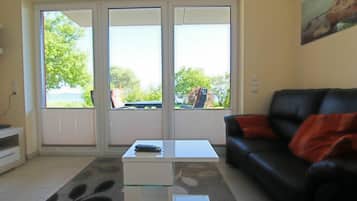 Una televisión, una chimenea, un reproductor estéreo