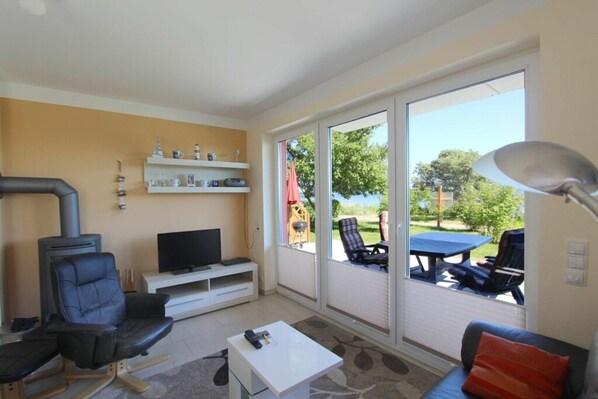 Fernseher, Kamin, Stereoanlage