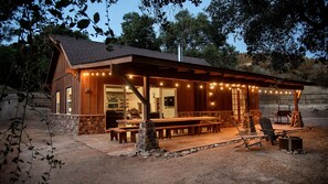Outdoor dining - Serene Ranch Retreat amongst the oaks set on an 165 acres property. (Santa Margarita)