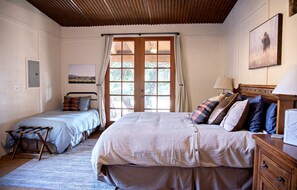 2 habitaciones, escritorio y tabla de planchar con plancha 