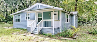 Beautiful cozy cottage fully fenced near town and springs 