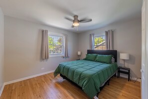 4 bedrooms, iron/ironing board, WiFi, bed sheets
