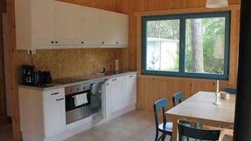 Cafetera/tetera, refrigerador, horno, placa de cocina
