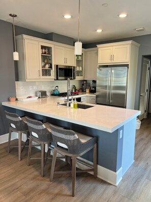 Micro-ondes, four, plaque de cuisson, lave-vaisselle