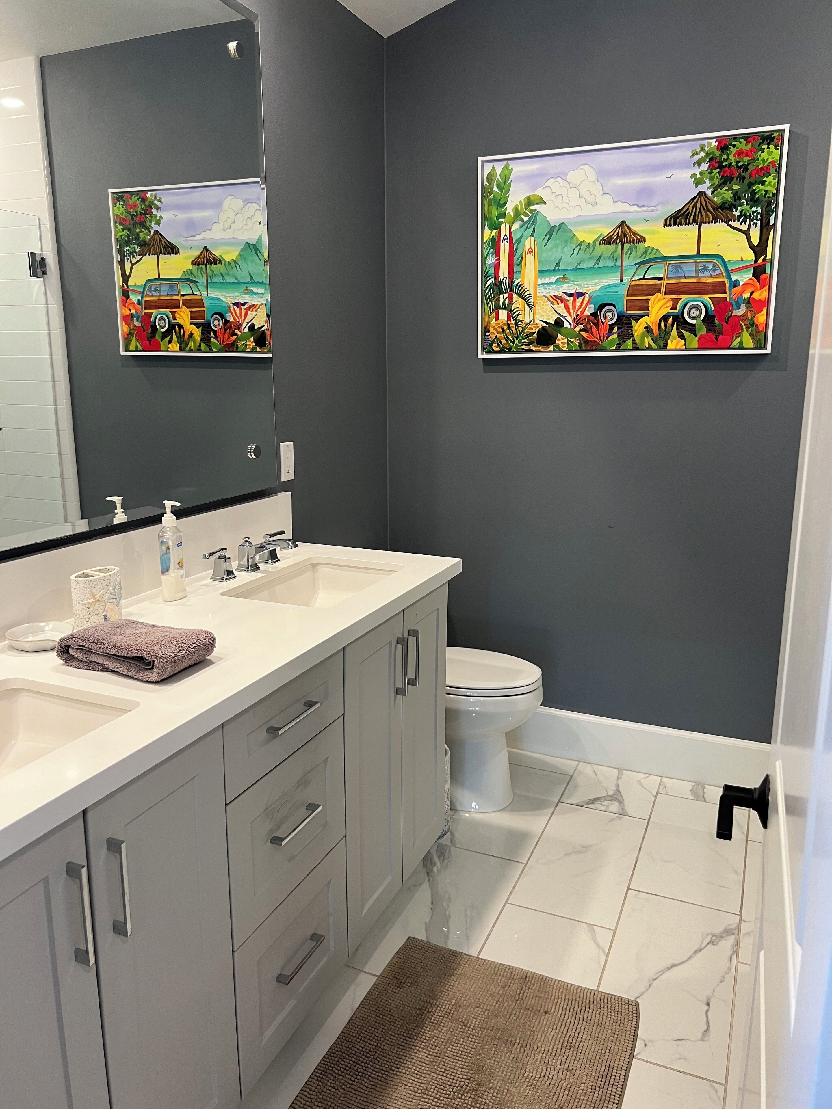 Douche, sèche-cheveux, serviettes fournies, savon