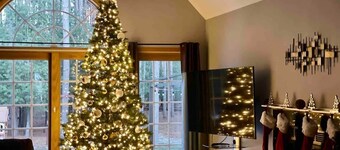 Pine Forest Villa w/hot tub 5 min from Lake