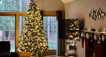 Pine Forest Villa w/hot tub 5 min from Lake