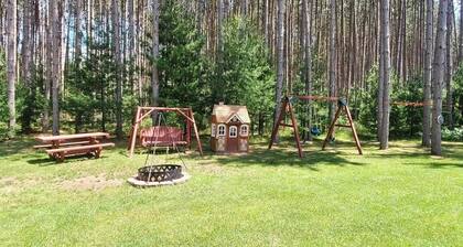 Pine Forest Villa w/hot tub 5 min from Lake