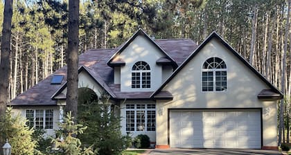 Private Pine Forest Villa with hot tub 5 min from Castle Rock