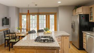 雪櫃、微波爐、焗爐、爐具