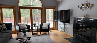 Pine Forest Villa w/hot tub 5 min from Lake