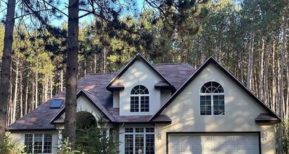 Pine Forest Villa w/hot tub 5 min from Lake