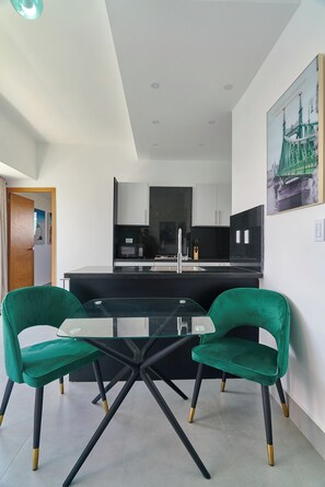 Apartamento luxo | Cozinha privada | Geladeira grande, micro-ondas, cooktop, lava-louças