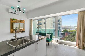 Deluxe Apartment | Private kitchen | Full-size fridge, microwave, stovetop, dishwasher - Central Suites Tower (Santo Domingo)