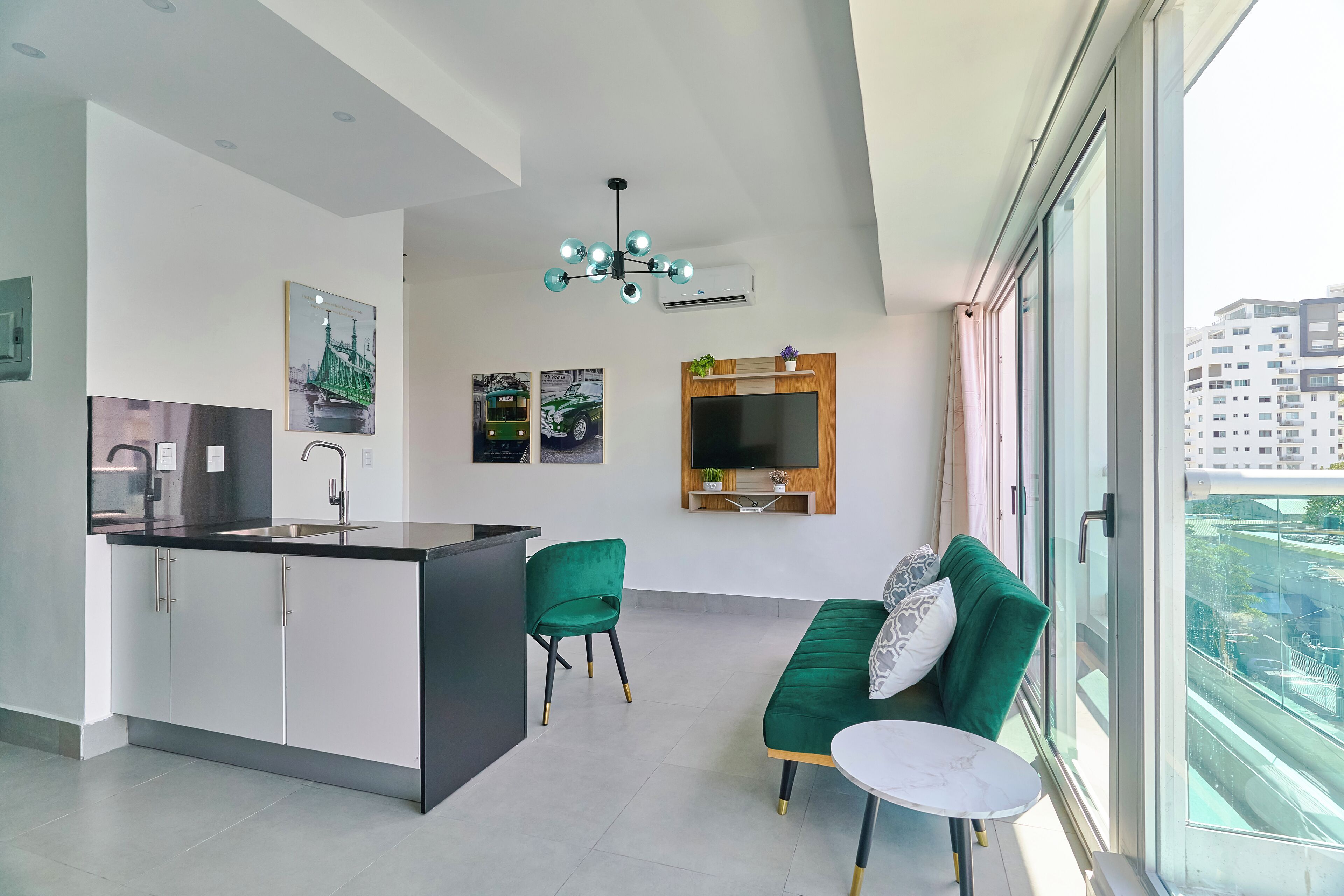 Un apartamento moderno con cocina, comedor y un amplio ventanal con vista a la ciudad.