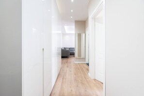 Apartment, 1 Bedroom, Balcony, Mountain View | Living area