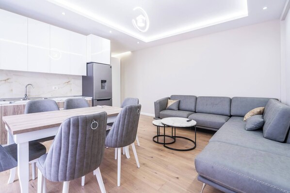Apartment, 1 Bedroom, Balcony, Mountain View | Dining