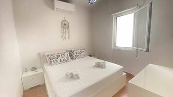 1 habitación, escritorio, tabla de planchar con plancha y cuna de viaje