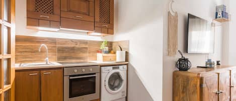 Kühlschrank, Mikrowelle, Ofen, Kochgeschirr/Geschirr/Besteck