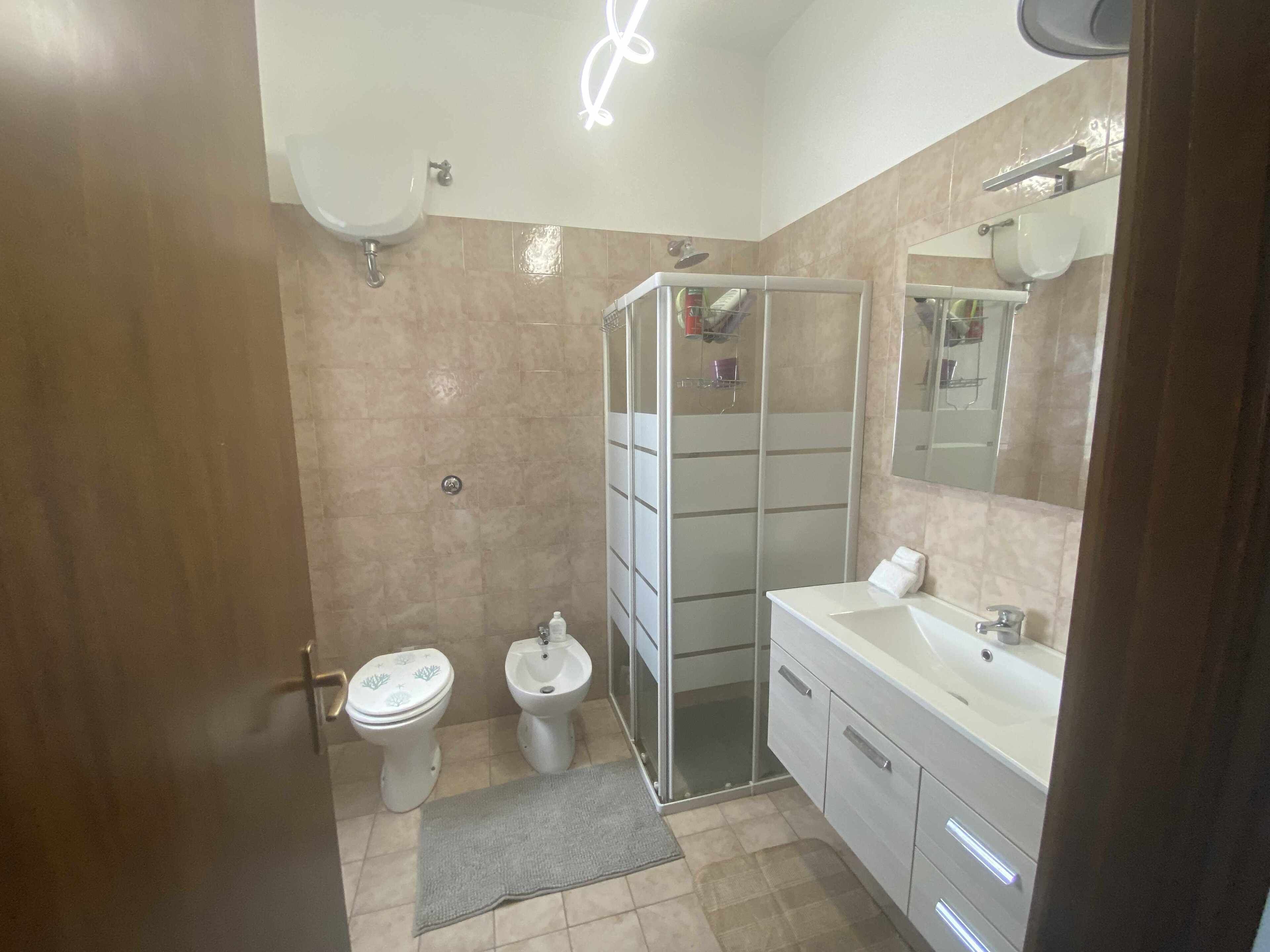 Secador de pelo, toallas