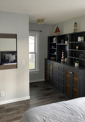 LOCATION LOCATION LOCATION! Short walk to beach, park, shops, restaurants & bars