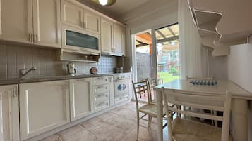 House, 3 Bedrooms, Balcony, Garden View | Private kitchen