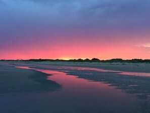 På stranden, solsenger og strandhåndklær