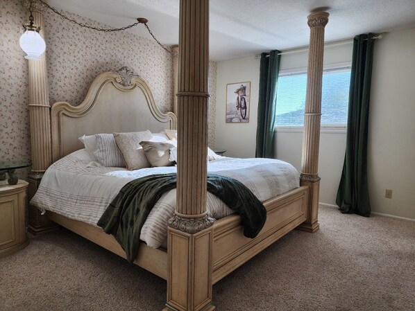 4 bedrooms, desk, iron/ironing board, travel crib