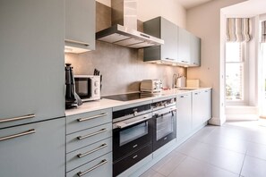 ثلاجة، ميكروويف، فرن، موقد طهي مسطح