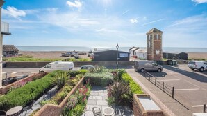 Un hôtel situé sur la côte, doté d’un parking, d’un jardin agrémenté de plantes et de fleurs, et offrant une vue sur la plage et la mer.