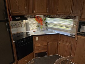 Fridge, microwave, oven, stovetop - 5th wheel on lot. (Forks)