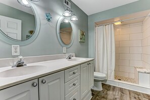Hair dryer, towels, soap, shampoo - "Spritz By The Sea” is your beach side paradise! (Tybee Island)