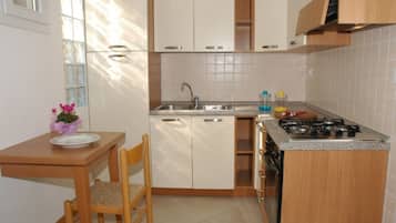 Villa, 3 Bedrooms, Patio, Garden View | Interior