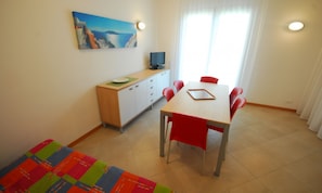 Villa, 3 Bedrooms, Patio, Garden View | Dining room